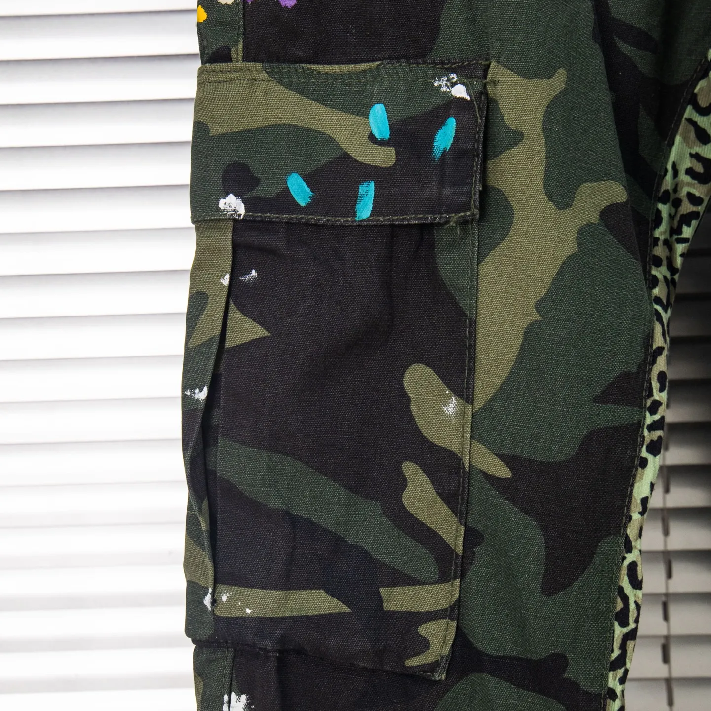 P250 Chrome Hearts Gallery 2025 new camouflage stitching multi-pocket couple bootcut jeans are a hot trend this season and are sought after by countless celebrities and fashionistas. The neat details of the cutting process add color to the playful fashion! The neat and meticulous design, and the well-fitting structure is unique. The upper body not only has outstanding recognition, but also looks younger and younger. A style with the ultimate wearing meaning and performance, gorgeous color matching, and the craftsmanship of this style is also extremely extraordinary. After the finished product is washed, it is disassembled and hand-made with sheepskin cross leather and then spliced ​​together to complete. The whole piece has too many craftsmanship to describe. It is decorated with patchwork cross flowers and high-waisted washed jeans! ! Absolutely high-end luxury product, a god-level single product, a super popular product, made by top heavy industry, a magic weapon that cannot be missed to hit the streets. Style number: 1846 Size: 28 30 32 34 36 Color: camouflage